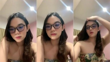 Dila Cantik Banget Pakai Kacamata Id 59508368 Mango 159406